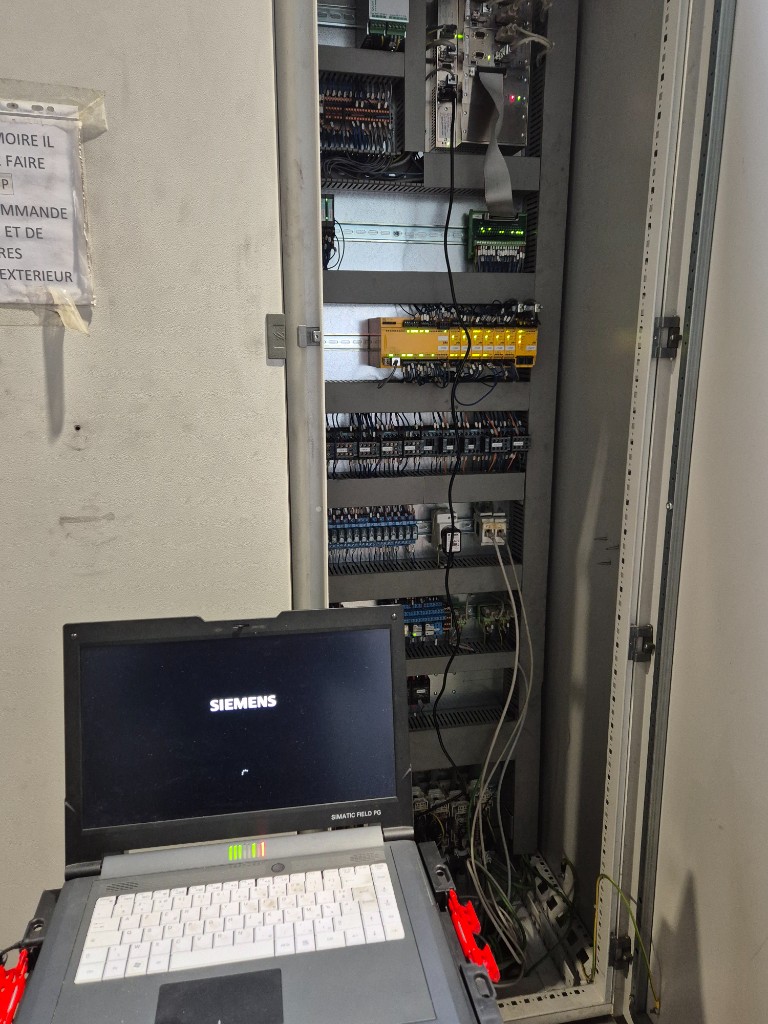 Programmation automate Siemens devant une armoire électrique